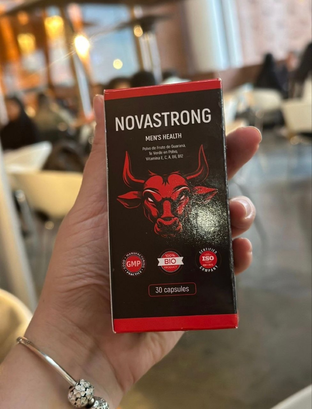 Caja NovaStrong sostenida en una mano mostrando el frente del empaque