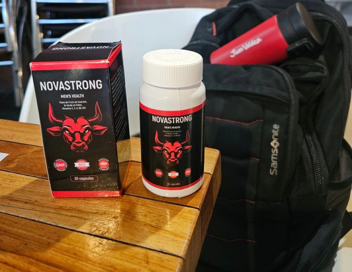 Caja y frasco NovaStrong juntos sobre una mesa de madera